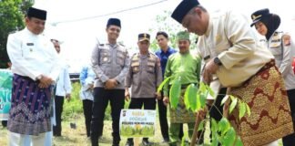 Bupati Bersama Polres Rohul Tanam Pohon di Komplek Pematang Baih