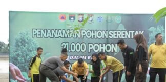 Polres Inhu Tanam Pohon di Tepian Sungai Indragiri