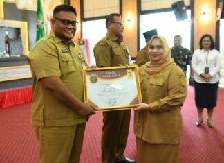 Bupati Kasmarni Serahkan Penghargaan Evaluasi Kinerja Publik 2025