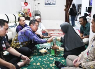 Direksi dan Manajemen BRK Syariah Kunjungi Rumah Duka, Serahkan Santunan untuk Keluarga Almarhumah Siti Hajar Harahap