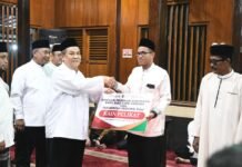 Safari Ramadan di Rohul, Plt Gubri Serahkan Bantuan CSR BRK Syariah