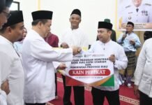 Plt Gubri SF Hariyanto Serahkan Bantuan Kemitraan BRK Syariah di Desa Muara Basung