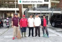 KONI dan Dispora Bersih-bersih di Stadion Utama Riau