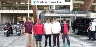 KONI dan Dispora Bersih-bersih di Stadion Utama Riau