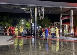 Detik-Detik Kijang Kapsul Terbakar Saat Pengisian BBM di Jalan Hangtuah Ujung