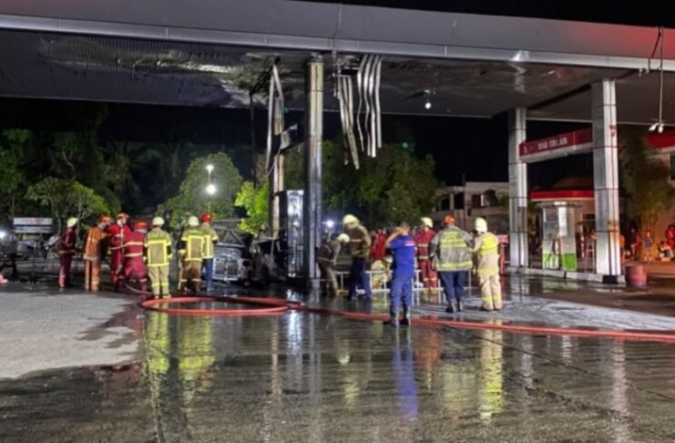 Detik-Detik Kijang Kapsul Terbakar Saat Pengisian BBM di Jalan Hangtuah Ujung