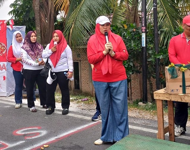 Camat Senapelan, Rein Rizka Karvy, S.STP., M.Si berkenan memberikan sambutan