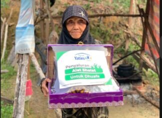 Jaga Semangat Ibadah di Usia Senja, Rumah Yatim Salurkan Paket Alat Sholat untuk 20 Lansia Dhuafa di Pekanbaru