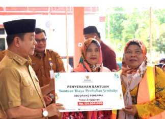 Wabup Serahkan Bantuan Untuk Ratusan Petugas Kebersih