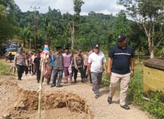 Bupati Rohul Tinjau Lokasi Banjir dan Serahkan Bantuan Sembako
