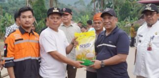 Bupati Rohul Anton Serahkan Bantuan Korban Banjir