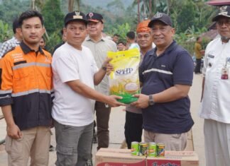 Bupati Rohul Anton Serahkan Bantuan Korban Banjir