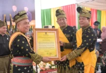 Bupati dan Wabup Terima Gelar Kehormatan Adat dari LAMR Rohul