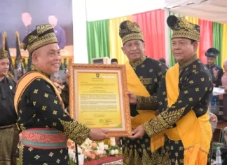 Bupati dan Wabup Terima Gelar Kehormatan Adat dari LAMR Rohul
