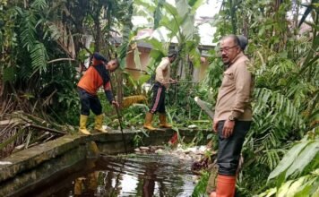 Atasi Banjir, DLH, BPBD, PUPR dan Damkar Goro Bersihkan Drainase